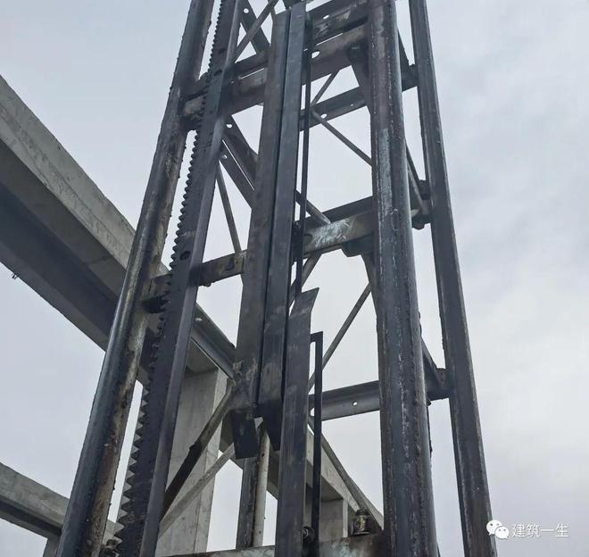 升降货梯如何正确的安装在地坑中_施工升降机自检验收_施工升降机安装前准备