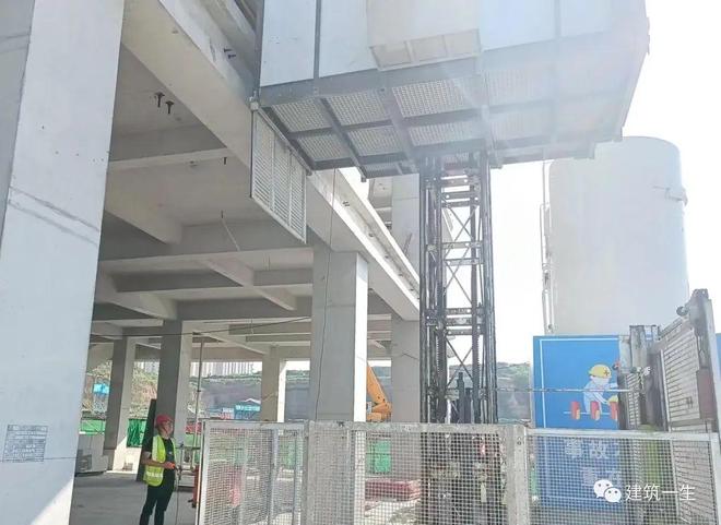 施工升降机安装前准备_升降货梯如何正确的安装在地坑中_施工升降机自检验收