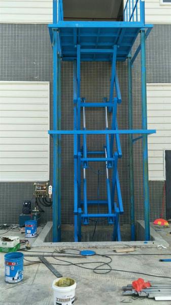 剪叉式升降货梯施工现场