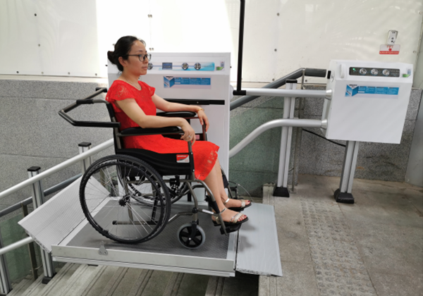 维修工被困4楼急疯？这无障碍轮椅升降机救命仅需10秒，太神了