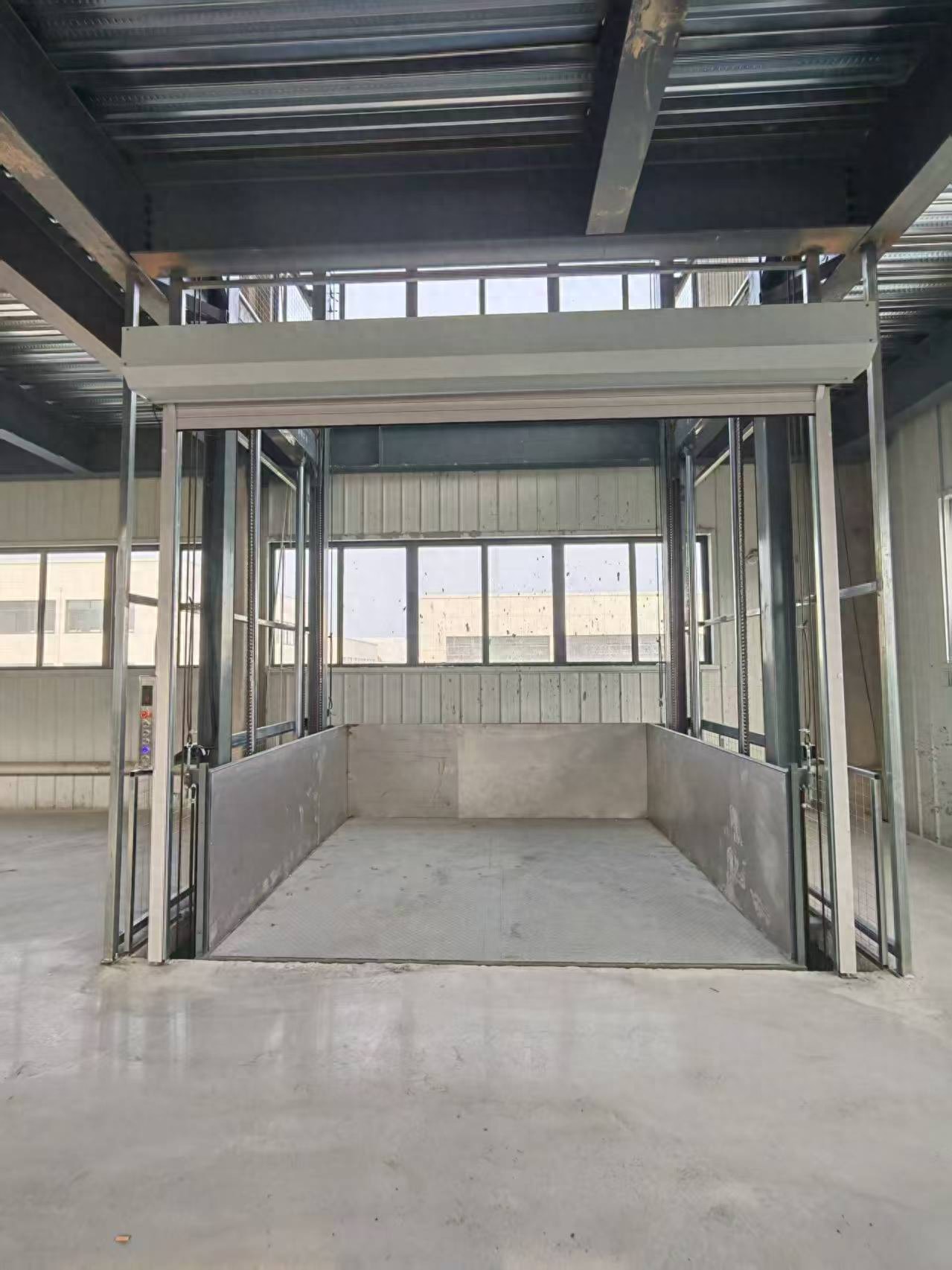 解决方案:创宏智能导轨式液压升降货梯——企业楼层货运的可靠伙伴